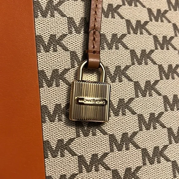 Michael Kors Mercer Tote - Picture 5 of 7